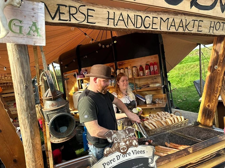 Wodans Foodtruck in actie met publiek tijdens festival