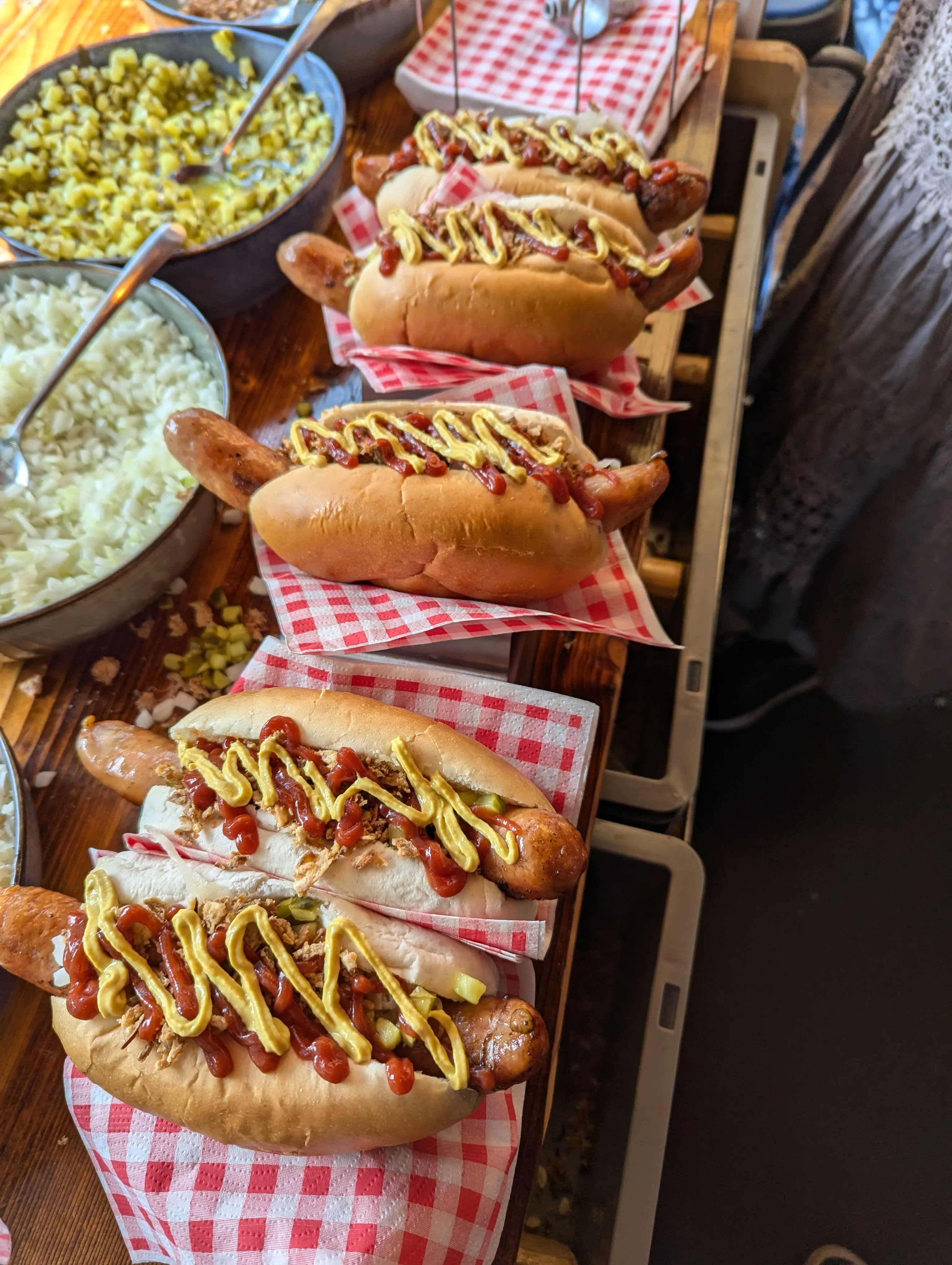Medewerkers genieten van live catering tijdens een bedrijfsuitje