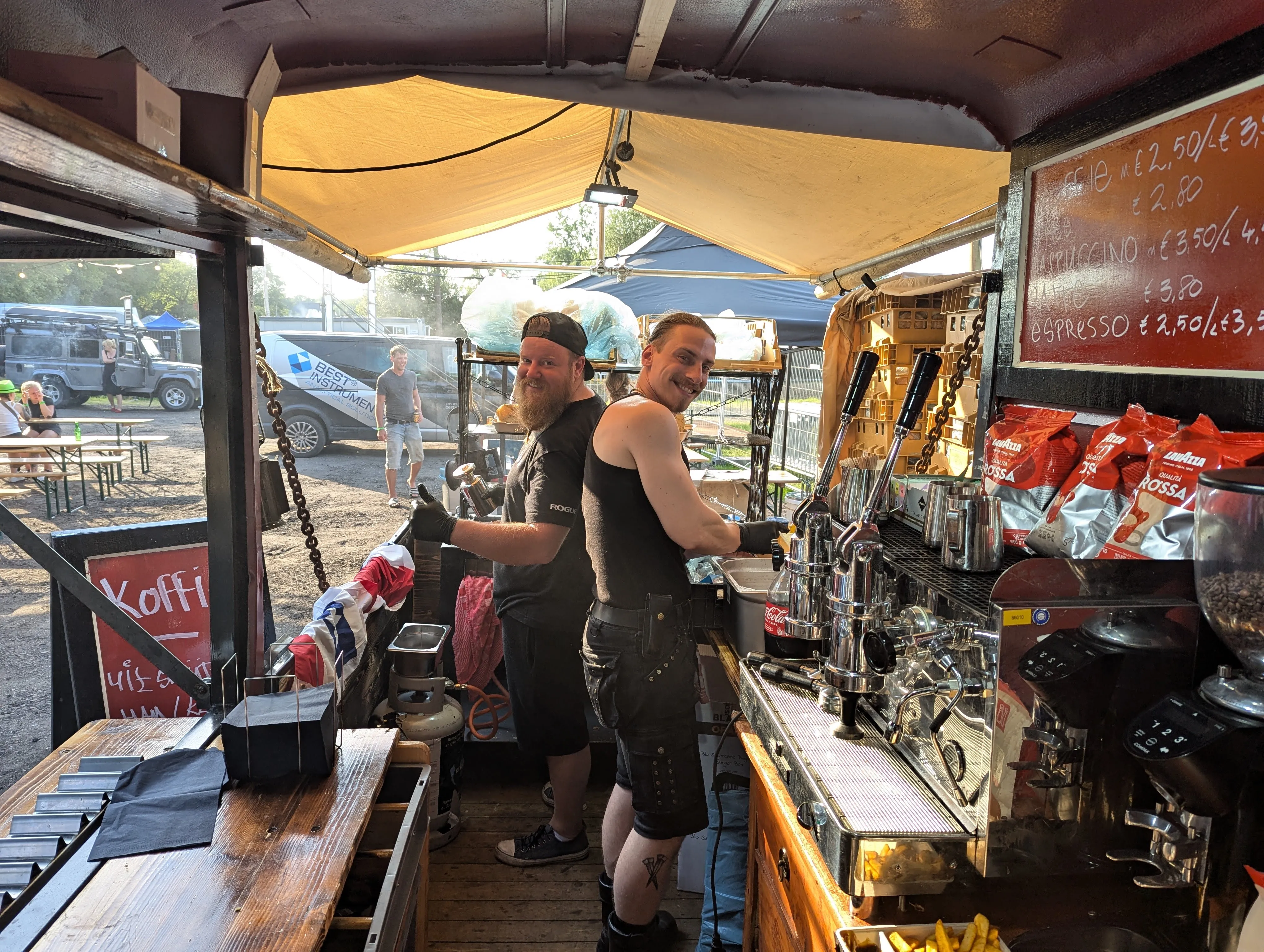 Bedrijfscatering met foodtruck op locatie voor personeelsfeest